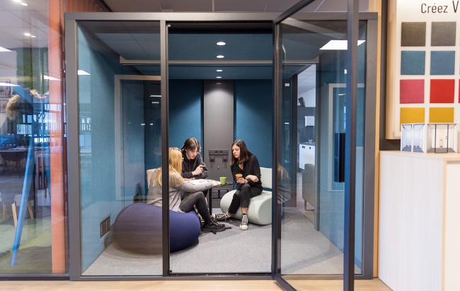 cabine acoustique dans un open space